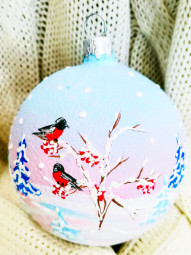 Стеклянный шар Снегири в зимнем лесу 85 мм., в подарочной упаковке, Коломеев (КУ-85-194130)